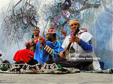 Tamalewt; un voyage envoûtant à travers les mélodies ancestrales du Sahara et les rythmes pulsants de la danse berbère.